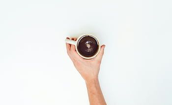 mano che tiene tazza, tazza di caffè, sfondo bianco, Foto minimalista, persona che tiene tazza, bevanda calda, composizione semplice, vista dall'alto, estetica pulita, singola mano, tazza bianca