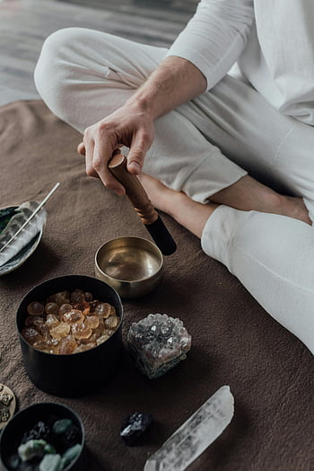 Tibetská zpívající mísa, rozjímání, léčivé krystaly, duchovní praxe, klidný, člověk přemýšlí, podlaha, relaxace, všímavost, zvuková terapie, léčení krystalů