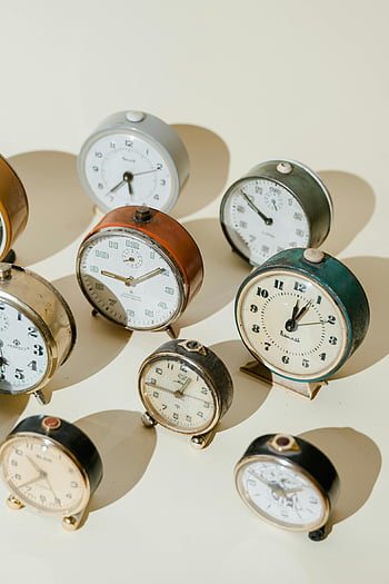 starožitné budíky, Vintage budíky, teplé světlo, Nadčasová elegance, různé hodiny, Retro hodiny, klasické hodiny, Staromódní hodiny, dekorativní hodiny, sběratelské hodiny, Vintage hodinky