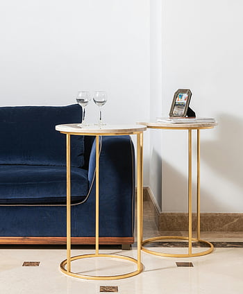 nowoczesne meble, Przestronny pokój, Niebieska aksamitna sofa, eleganckie stoły boczne, minimalistyczny wystrój, Stylowy salon, współczesny design, Złote stoły boczne, marmurowy blat, nowoczesny wystrój, meble do salonu