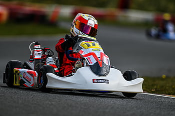 go-kart yarışı, sürücü, yüksek hız, devre izi, Heyecan verici yarış, kart yarışı, yarış kaskı, yarış pisti, Go Kart, yarış kıyafeti, vites arttırmak