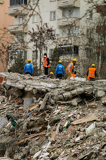 Erdbebenrettung, zusammengebrochene Gebäude, Suchvorgänge, Rettungsteam, Katastrophenhilfe, Notfallmaßnahmen, Schutt, Trümmer, Sicherheitsausrüstung, Naturkatastrophe, Rettungshelfer