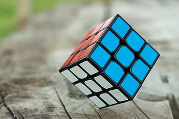 Rubikova kostka, 3x3 rubikova kostka, selektivní zaměření, barevná Rubikova kostka, dřevěný povrch, Vibrující geometrické vzory, puzzle kostka, detailní fotografie, Cube puzzle, geometrické tvary, Fotografie selektivního zaměření