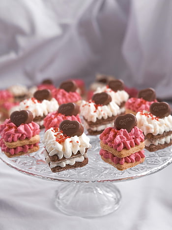 creamy cupcakes, glass round plate, mini cakes, chocolate hearts, whipped cream, Valentine's Day, delicious desserts, pink frosting, glass plate, heart-shaped chocolates, festive treats