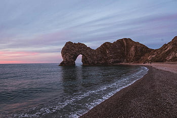 kapı durdu, Dorset sahili, gün batımı, sakin deniz manzarası, pembe gökyüzü, okyanus manzarası, kaya oluşumu, plaj sahnesi, kıyı manzara, doğal güzellik, İngiltere kıyısı