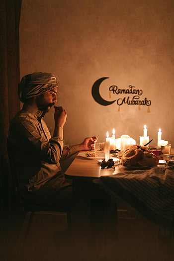 ramadán mubarak, tradiční oblečení, Hlava turban, Iftar jídlo, světlo svíček, muslimský muž, tradiční oděv, Ramadánská oslava, eid mubarak, Kulturní oslava, Slavnostní atmosféra