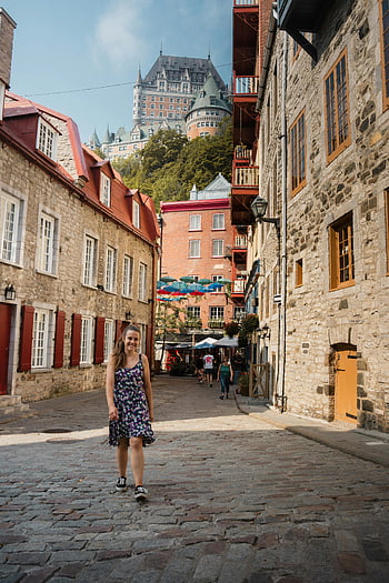 château frontenac, quebec city, dlážděné ulice, historické architektury, slepá ulice, Okouzlující výhled na ulici, Zámek Fairmont, québec, kamenné budovy, barevné deštníky, turistická destinace