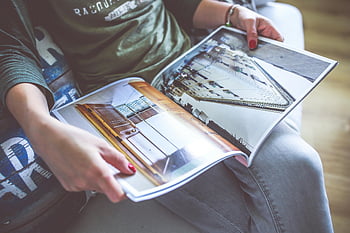 magazine, mains, canapé, relaxant, sur le thème de l'architecture, retournement, la personne, en train de lire, intérieur, mode de vie, loisir