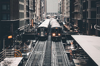 fotografia in scala di grigi, Due treni, edificio in cemento, Tracce elevate, Occupato in centro, paesaggio urbano, trasporto urbano, stazione ferroviaria, treni di città, scena urbana, treni del centro