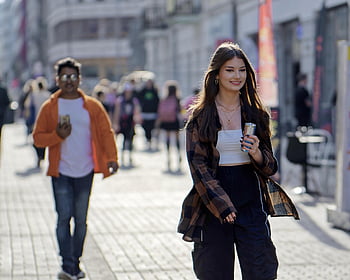 žena, chůze, ulice, chodník, móda, městský, životní styl, běžné civilní oblečení, streetwear