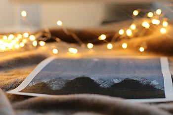 bergfoto, lichtslingers, Gezellige ambiance, binnenomgeving, warme verlichting, fotoafdruk, verlichte foto, gezellige sfeer, indoor decor, lichtslingers decor, berglandschap