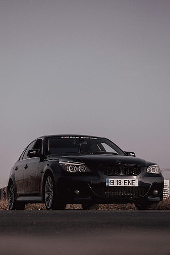 BMW E60, 검은 색 BMW, 주차 된 차, 길가, 맑은 하늘, 거리, 세련된 자동차, BMW 모터 스포츠, 전면보기, 차량, 야외 현장