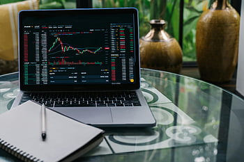 cryptocurrency 차트, 휴대용 퍼스널 컴퓨터, cryptocurrency 주식, 그래프, 유리 테이블, 메모장, 거래, 재무 분석, 디지털 통화, 시장 동향, 투자