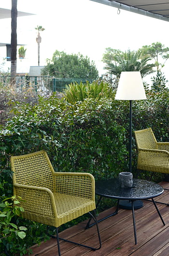 terasa, proutěný nábytek, tropický resort, deštivý den, venkovní terasa, proutěné židle, listy, moderní lampa, klidné nastavení, zahradní nábytek, tropických rostlin