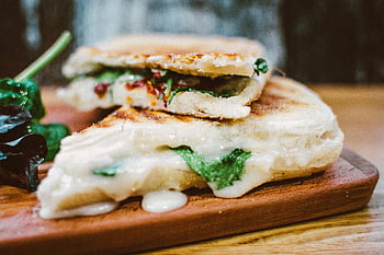 vařené jídlo, Grilované panini, rozpuštěný sýr, Čerstvý špenát, uspokojivé jídlo, chutný sendvič, grilovaný sendvič, Recept Panini, sýrový sendvič, Špenát sendvič, dřevěné prkénko