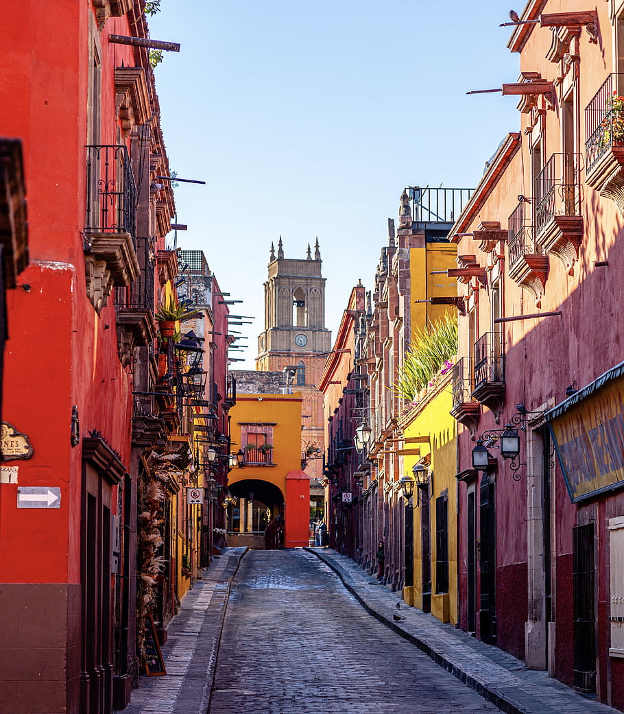 San Miguel de Allende, colorful streets, vibrant facades, charming balconies, cobblestone paths, historic architecture, colonial charm, urban culture, travel Mexico, 85mm canon