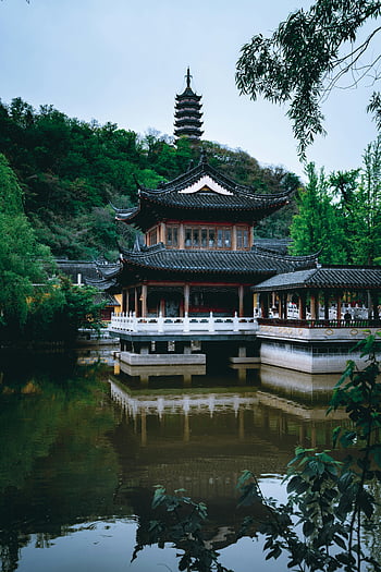 Tradiční asijská čajovna, čínská pagoda, klidný rybník, svěží zeleň, řeka, krásná architektura, kulturní památka, přírodní prostředí, prostředí, tradiční design, vodní odraz
