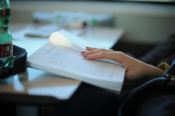 žena čtení, pěstěné nehty, rezervovat, lavice, studie, relaxace, poznámky, čtení poznámek, stolní studie, Relaxační čtení, čtení knihy