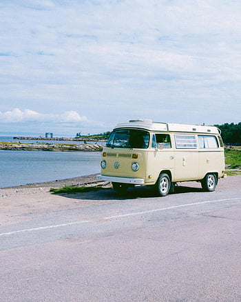 Volkswagen Camper Van, pobřežní silnici, modrá obloha, pohled, bílá dodávka, klasické dodávky, zaparkovaná dodávka, pobřeží, venkovní, cestovat, vinobraní dodávka