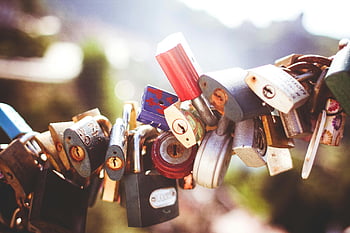 cadenas, cadenas colorés, serrures d'amour, engagement, câble, cadenas gris, cadenas bruns, cadenas noirs, variété de cadenas, serrures symboliques