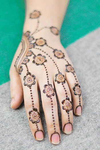 henna tetoválás, virágos design, menyasszony kezét, mehndi art, bőrfesték, hagyományos henna, részletes henna, közeli kéz, virágos henna, esküvői henna, henna mintázat