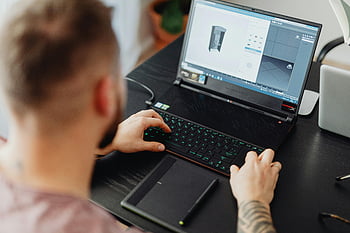 ラップトップを使用している人、 3Dデザイン、 デジタル作業環境、 タブレット、 現代の技術、 ワークスペース、 クリエイティブプロフェッショナル、 デジタルアーティスト、 コンピューターグラフィックス、 設計ソフトウェア、 生産性ツール