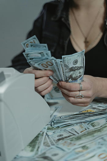 žena počítá peníze, Finanční řízení, počítání hotovosti, čítač peněz, Ruce drží hotovost, dolarové bankovky, finanční plánování, Správa peněz, Manipulace s hotovostí, Finanční gramotnost, stroj počítání peněz
