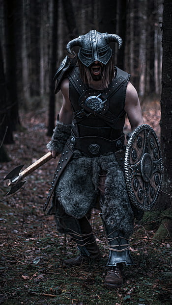 Viking Warrior, Podrobné brnění, sekera, štít, hustý les, muž oblečený jako viking, Fierce Viking, nastavení lesa, Viking kostým, Viking helma, Vikingský štít