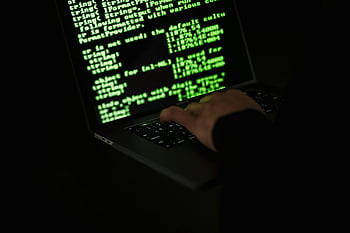 hacker, laptop, psaní na stroji, Zelený kód, silueta, temný, obrazovka počítače, programování, kybernetická bezpečnost, kódování, technologie