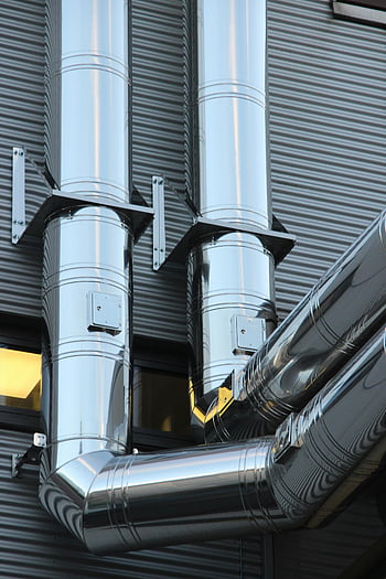 potrubí z nerezové oceli, Fasáda průmyslové budovy, moderní technologie, lesklé trubky, Část detailního stroje, tovární vybavení, průmyslový design, exteriér budovy, kovové trubky, průmyslové architektury, tovární infrastruktura