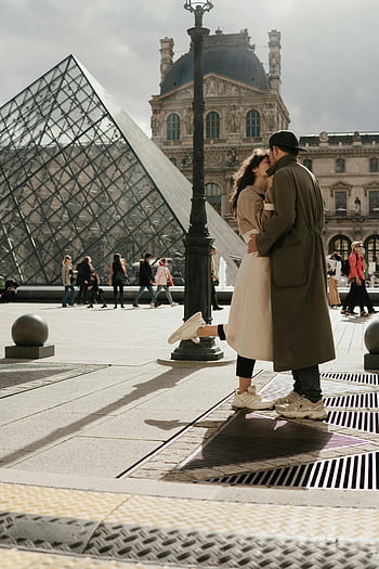 pár líbání, žaluzie pyramida, Paříž, Romantický polibek, kultovní mezník, Pár v Paříži, muzeum Louvre, romantický pár, Pařížský pár, Venkovní polibek, Pařížská fotografie