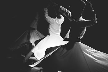 Berputar darwis, gambar monokrom, tari tradisional, tasawuf, warisan budaya, menangkap gerak, tiga orang, tarian darwis, hitam dan putih, latihan spiritual, Tradisi Sufi