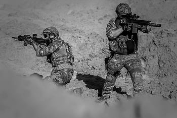 traje de ejército, fotografía en escala de grises, soldados, camuflaje, engranaje, escenario del desierto, acción táctica, militar, combate, en blanco y negro, secuencia de imágenes de algo ó alguien en movimiento