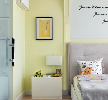 Quarto aconchegante, interior moderno, decoração pastel, Quarto sereno, atmosfera aconchegante, Quadro na parede, quarto moderno, Espaço de relaxamento, decoração do quarto, cabeceira, iluminação suave
