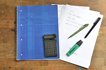 kancelářské potřeby, notebook, kalkulačka, pera, dřevěný stůl, ploché ležel, Studijní nástroje, pracovní stůl, papírnické zboží, Organizace stolu, papír