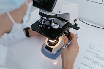 顕微鏡、 科学者、 実験室、 サンプルの調査、 閉じる、 ラボ機器、 研究、 科学的研究、 ラボ設定、 顕微鏡の使用、 実験室の仕事