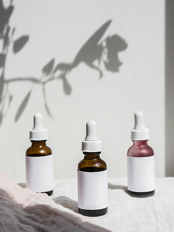 botol penetes kosmetik, Tampilan minimalis yang elegan, permainan bayangan alami, fotografi jarak dekat, wadah botol, Estetika minimalis, botol kosmetik, botol penetes, bayangan alami, desain minimalis, tampilan elegan