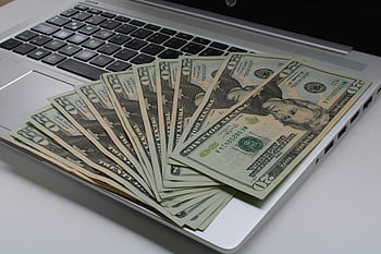 ラップトップのドル、 米ドル紙幣、 ノートパソコンのキーボード、 オンラインファイナンス、 お金の山、 20ドル紙幣、 お金をファンアウトしました、 金融シンボル、 デジタルファイナンス、 キーボードの現金、 オンライン取引