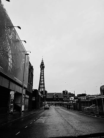 Blackpool věž, Opuštěná městská ulice, ponurá atmosféra, Černý a bílý, automobilová silnice, výhled na město, šedá obloha, městské krajiny, blackpool, Anglie, černobílé fotografování