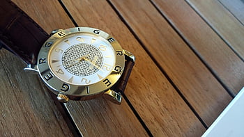 orologio da polso d'oro, orologio analogico, design di lusso, tavolo di legno, avvicinamento, orologio elegante, orologio rotondo, 04:02, orologio d'oro, Cinturino in pelle, Orologio Bergige