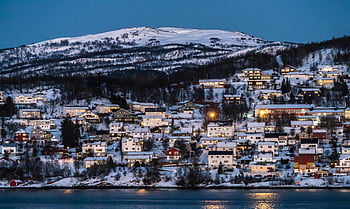 Norjalainen kylä, luminen maisema, hämärävalaistus, vesistö, viehättävä kylä, talvimaisemat, lintuperspektiivi, lumiset vuoret, valaistut talot, rantakylä, Norjalainen talvi