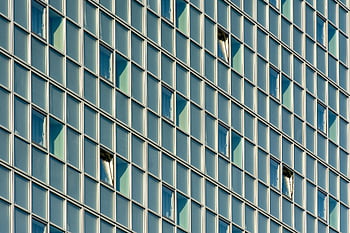 近代的な建物のファサード、 ガラス窓、 開いている窓、 クローズアップビュー、 建築デザイン、 現代建築、 都市構造、 建物の外観、 近代建築、 ウィンドウの反射、 建物の詳細