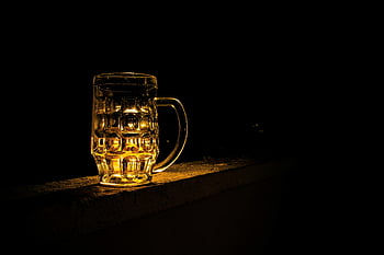 유리 맥주 머그잔, 마실 것, 야간 시간, 조명, 어두운 배경, 변덕스러운 분위기, 깨끗한 유리, 얼굴, 음주, 저녁, 빛