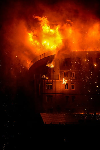 Building Fire, noční oheň, intenzivní plameny, kouř, dramatický oheň, Budování na ohni, noční plameny, požární scéna, hořící budova, požární fotografie, reakce