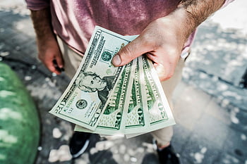 20 dolarových bankovek, Venkovní platba, finanční transakce, osoba drží peníze, hotovostní transakce, venkovní scéna peněz, Dvacet dolarových poznámek, peníze v ruce, Outdoor Finance, hotovost v ruce, finanční výměna