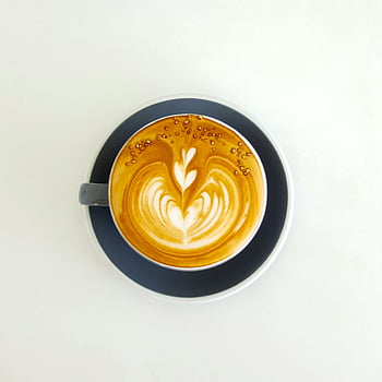 koffiekop, latte kunst, schuim, wit oppervlak, bovenaanzicht, Prachtig vervaardigd, ingewikkelde kunst, keramische beker, neutrale achtergrond, latte, koffie kunst