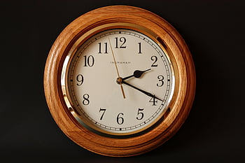 orologio in legno marrone, 2:19 tempo, Orologio da parete classico, quadrante tradizionale, design elegante, arredamento senza tempo, Orologio incorniciato in legno, orologio analogico, decorazioni murali, Orologio Ingraham, orologio rotondo