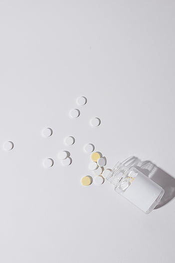 des médicaments, surface blanche, bouteille en verre ouverte, pilules éparses, vue de dessus, thèmes médicaux, des pilules, bouteille en verre, fond blanc, minimaliste, soins de santé