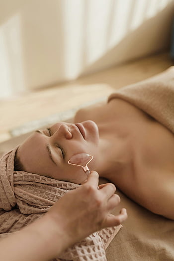 masáž obličeje, Jade válec, Nastavení lázní, žena relaxační, uklidňující ošetření, Kosmetická terapie, péče o pleť, Wellness ošetření, péče o obličej, lázeňská relaxace, Roller obličeje