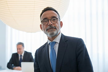 Geschäftsmannporträt, selbstbewusste Führungskraft, formelle Kleidung, modernes Büro, leitender Angestellter, professioneller Mann, Geschäftsanzug, Bürohintergrund, Unternehmensbild, Geschäftsfachmann, Büroeinstellung